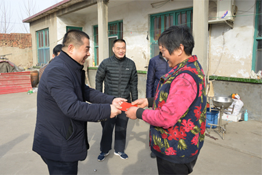 2018年2月10日，公司总经理李安东走访房家村困难群众。